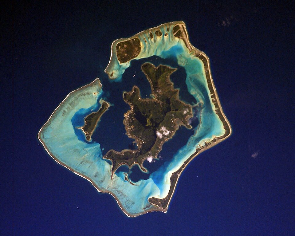 Wyspa Bora-Bora otoczona rafą