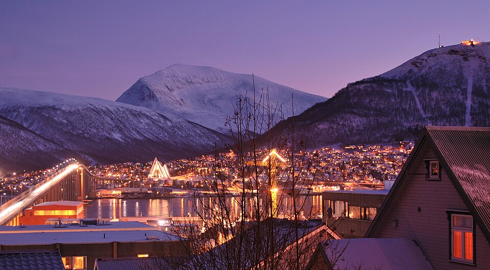 Tromsø w Norwegii w środku dnia podczas nocy polarnej