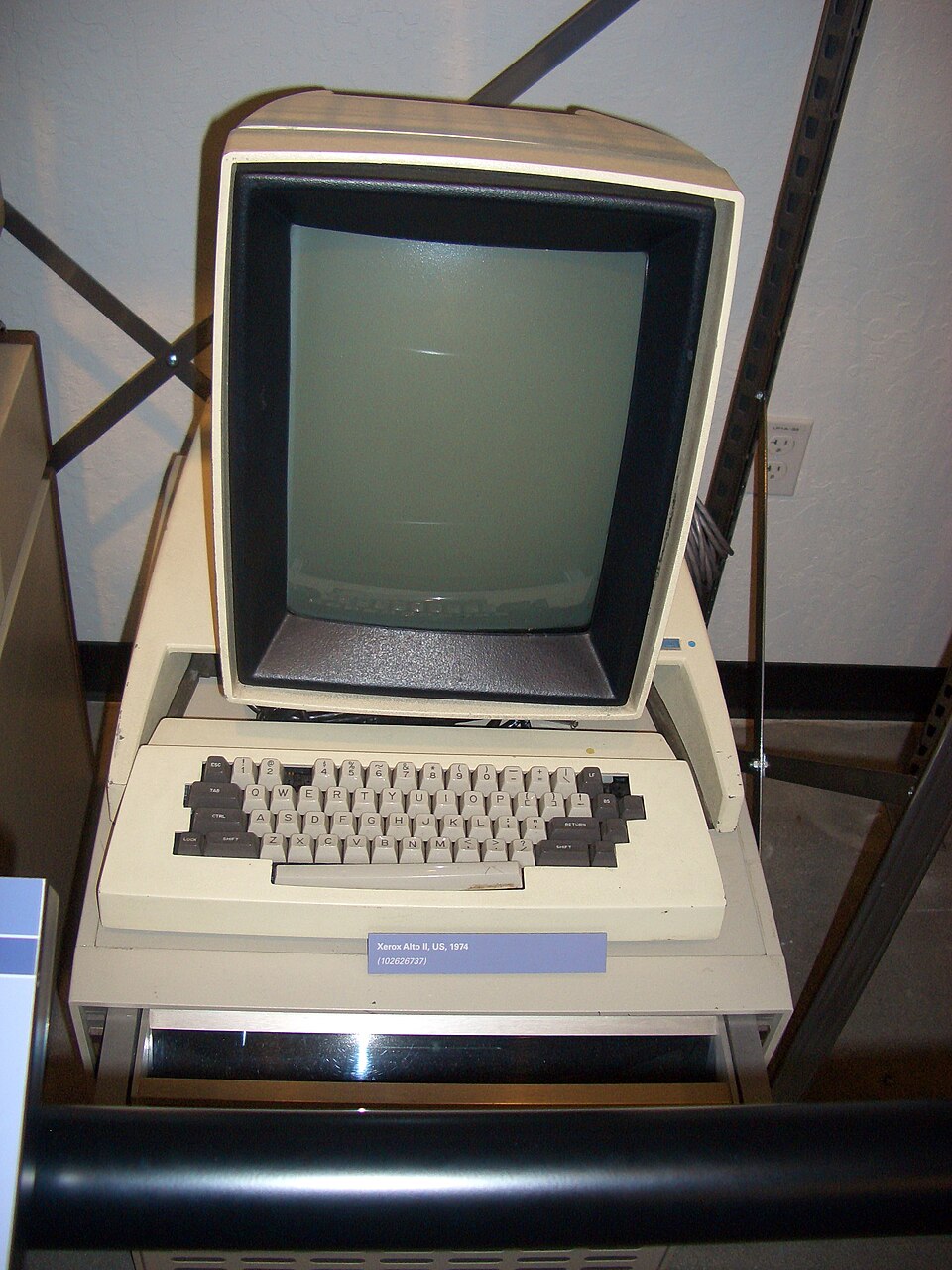 Stary komputer z pionowym monitorem