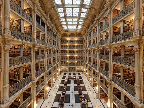 Wnętrze biblioteki z regałami