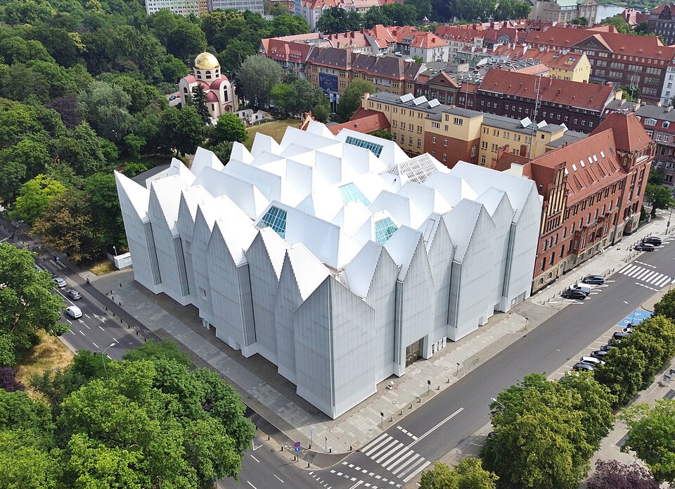 Nowoczesny biały budynek filharmonii