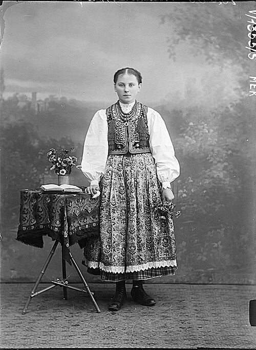Osoby w strojach krakowskich