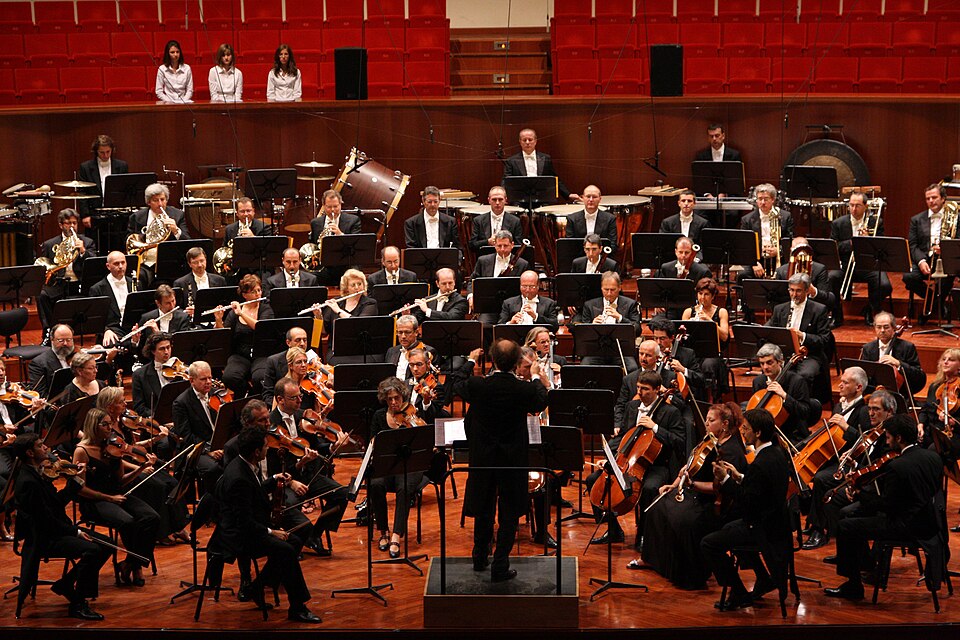 Orkiestra symfoniczna na scenie