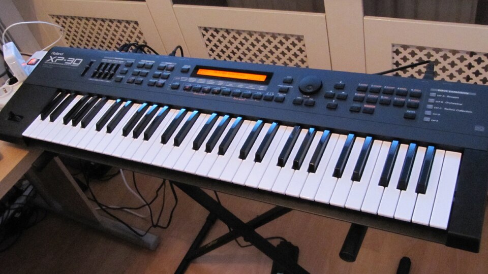 Syntezator z klawiaturą i pokrętłami