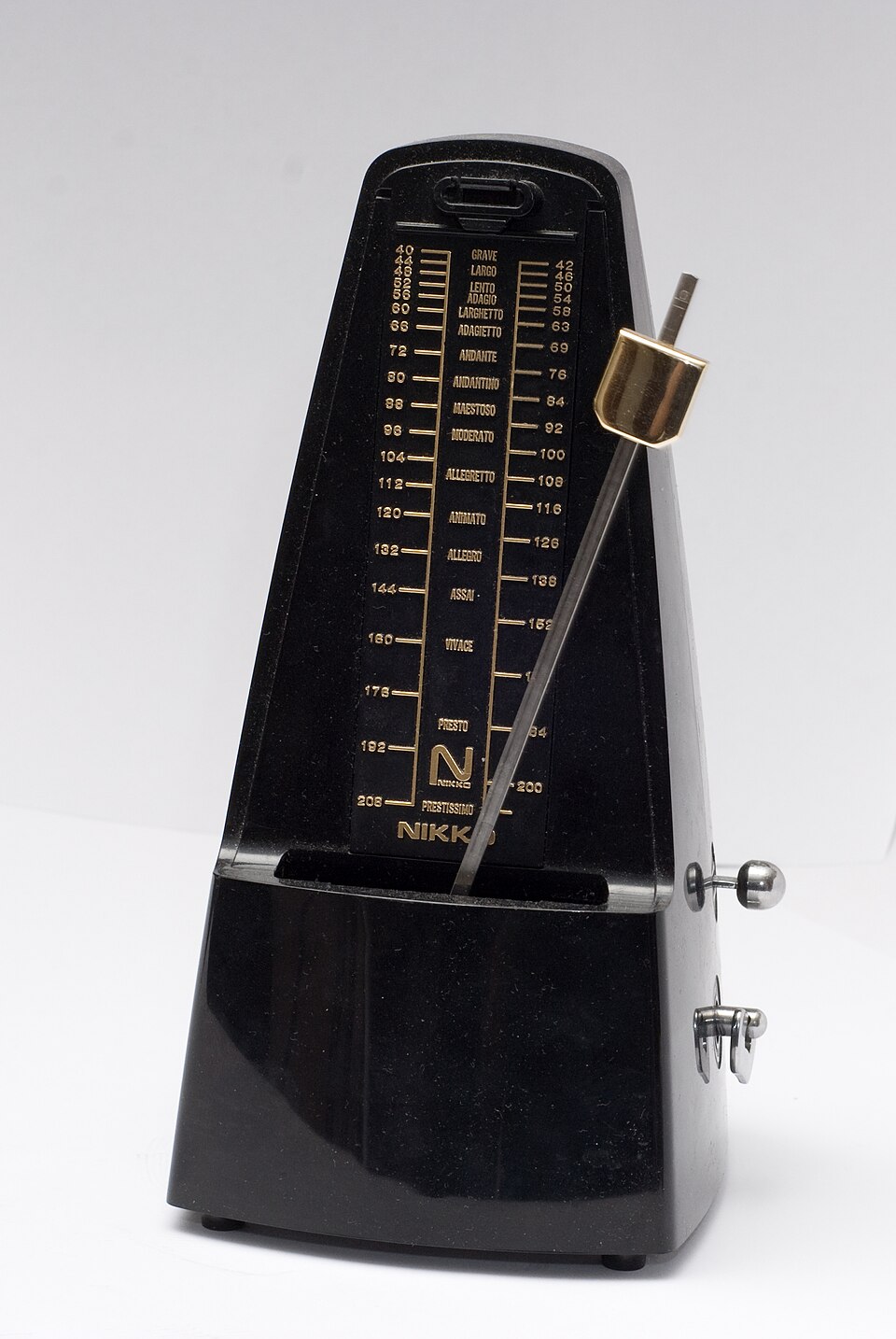 Mechaniczny metronom z wahadłem
