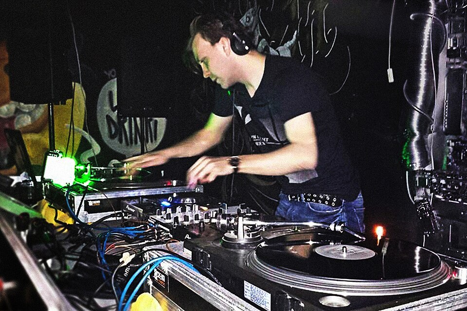 DJ przy gramofonach