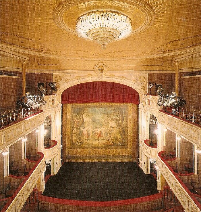 Pusta scena teatralna
