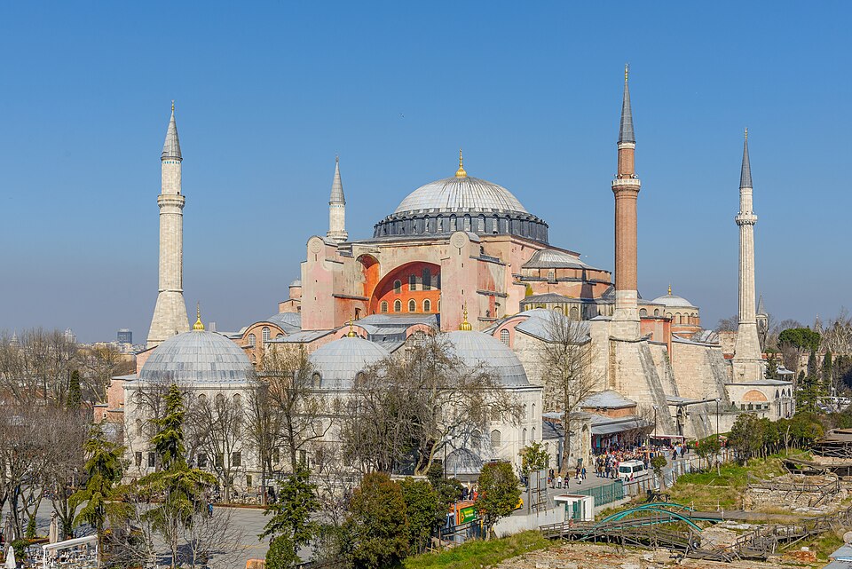 Budowla z wielką kopułą i minaretami
