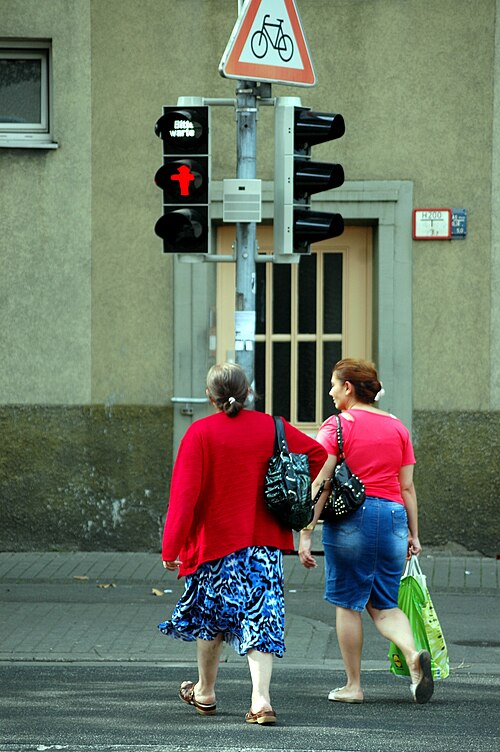 Piesi na przejściu przy sygnalizatorze